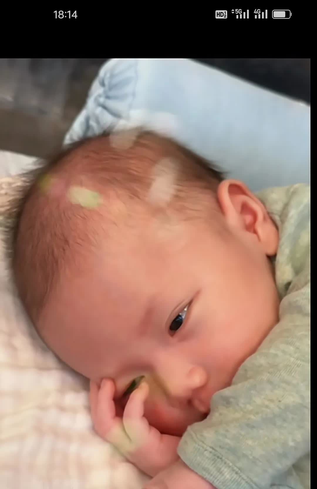 张檬又晒儿子啦😍，大眼睛双眼皮高鼻梁，好帅呀❤️好养眼的天使宝宝，爸妈都是