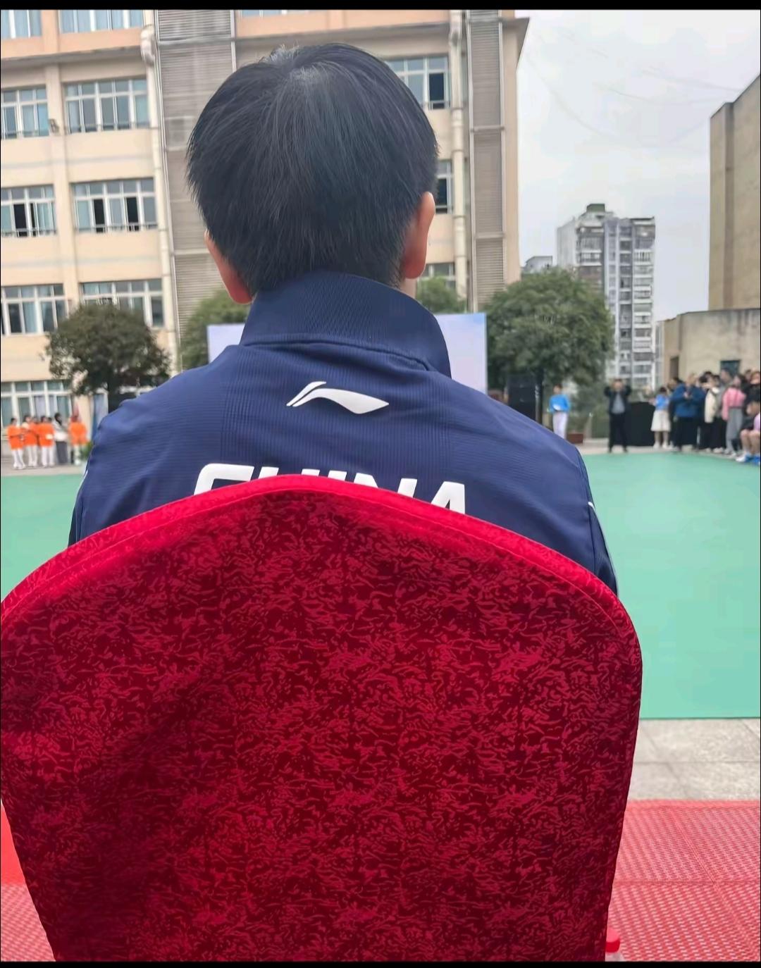 孙颖莎这个背影，好让人有想保护的欲望了。头圆圆的，头发短短的，感觉身体薄薄一片，