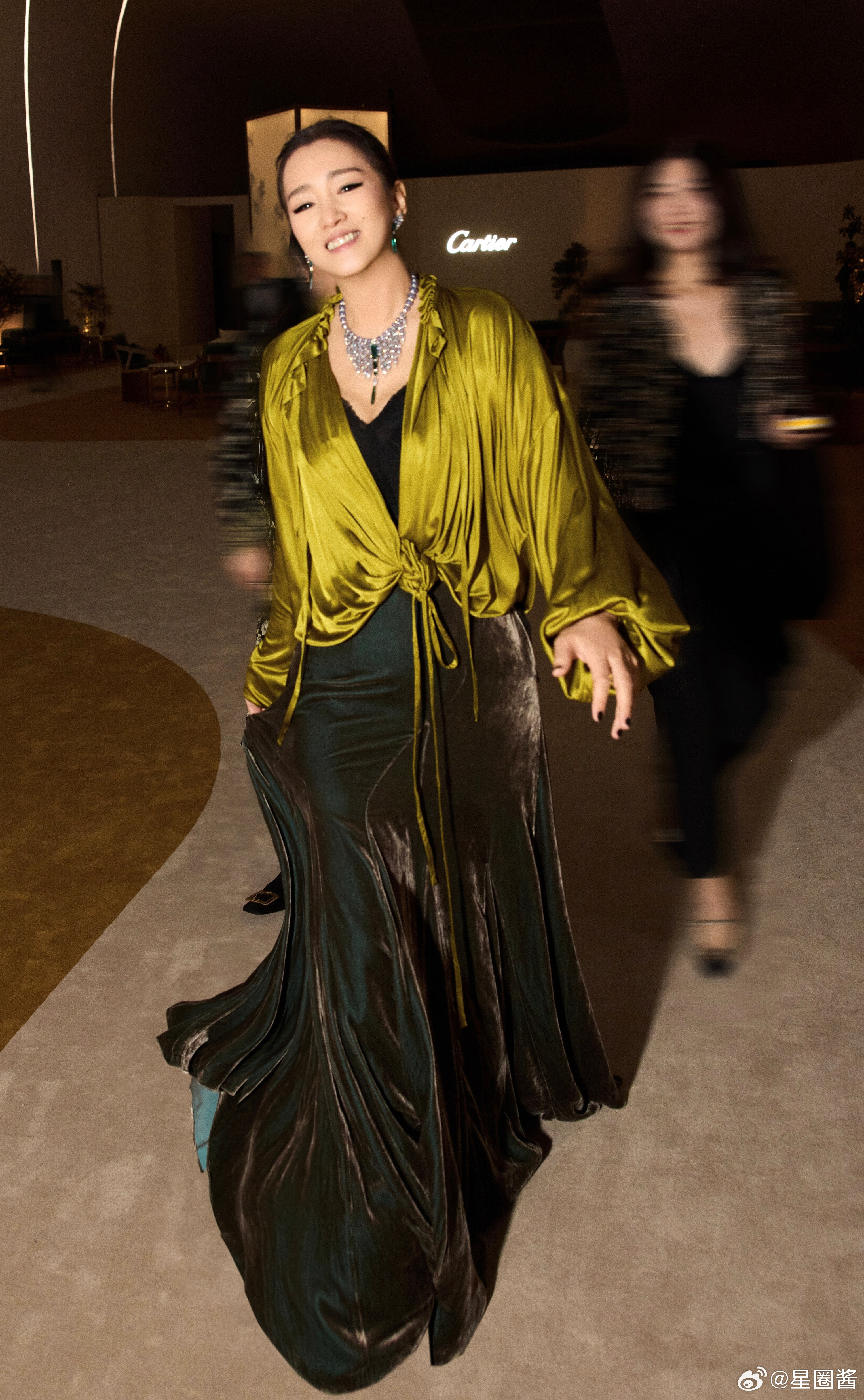 巩俐的时尚法则：优雅即永恒。一抹流光绿绸与典雅黑绒的碰撞，无需繁复设计，仅凭廓形