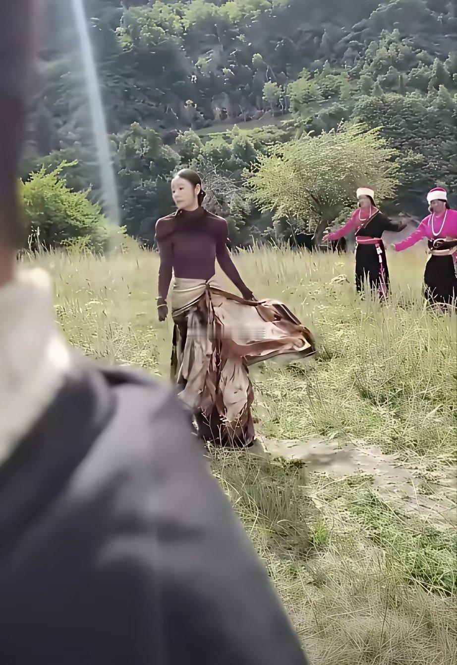 林心如在九寨沟录节目穿的工作服好拉垮，体态不好​​​