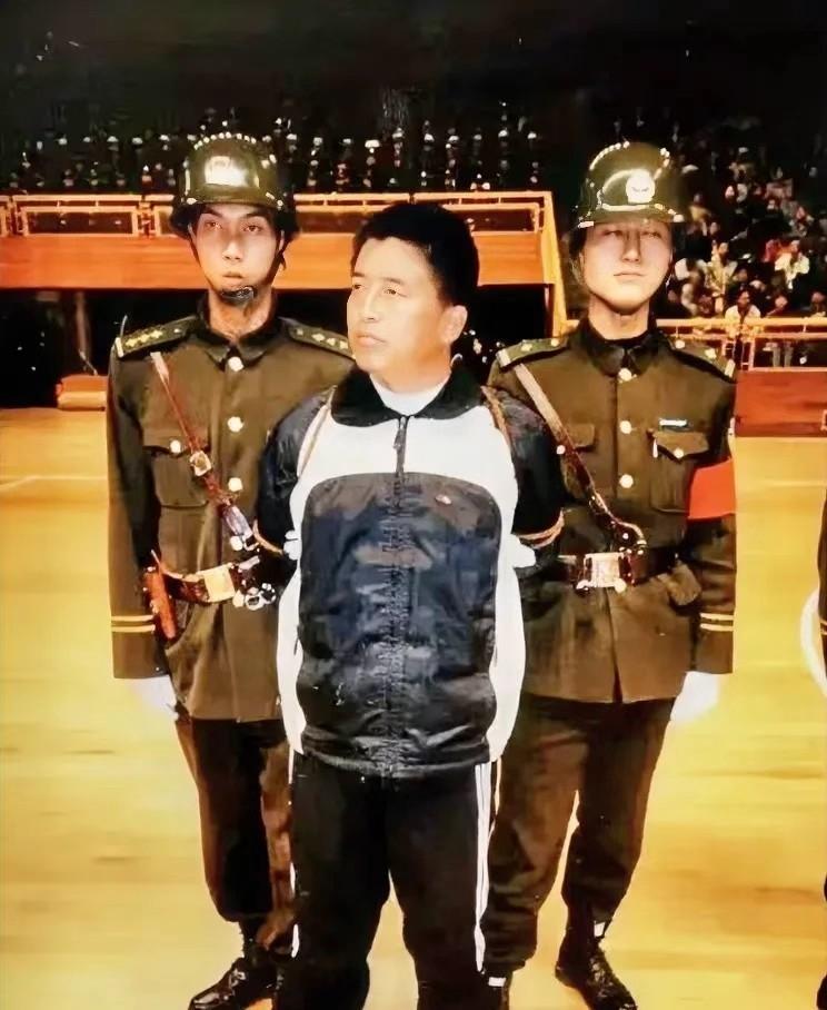 那天杨天勇穿黑白运动衣，布鞋，没喊冤，也没求饶。他被押去刑场前，眼睛还盯着看热闹