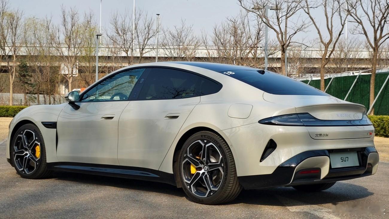 第一代小米SU7正式停产，新一代SU7同步亮相，400V平台退出历史舞台。初代