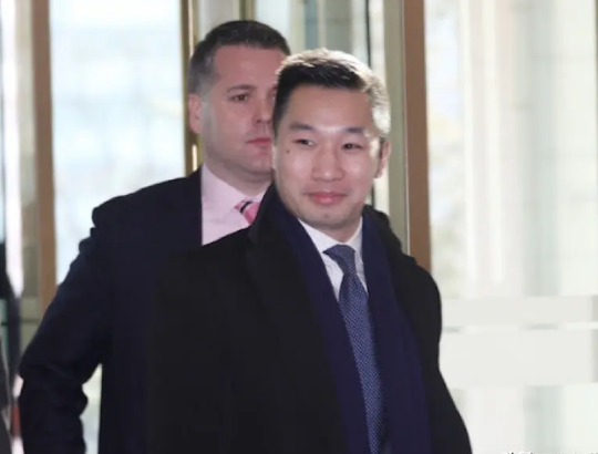 这家伙名叫AlexWong，身为特朗普的副国家安全顾问，近期刚刚遭到解雇。尽管