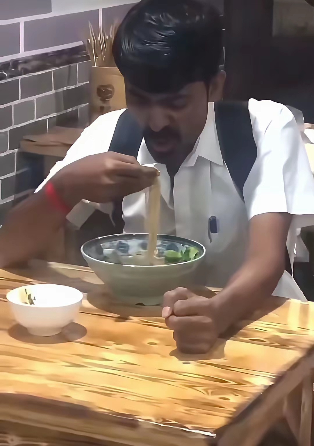 小时候这样吃饭，结果被老妈揍了一顿