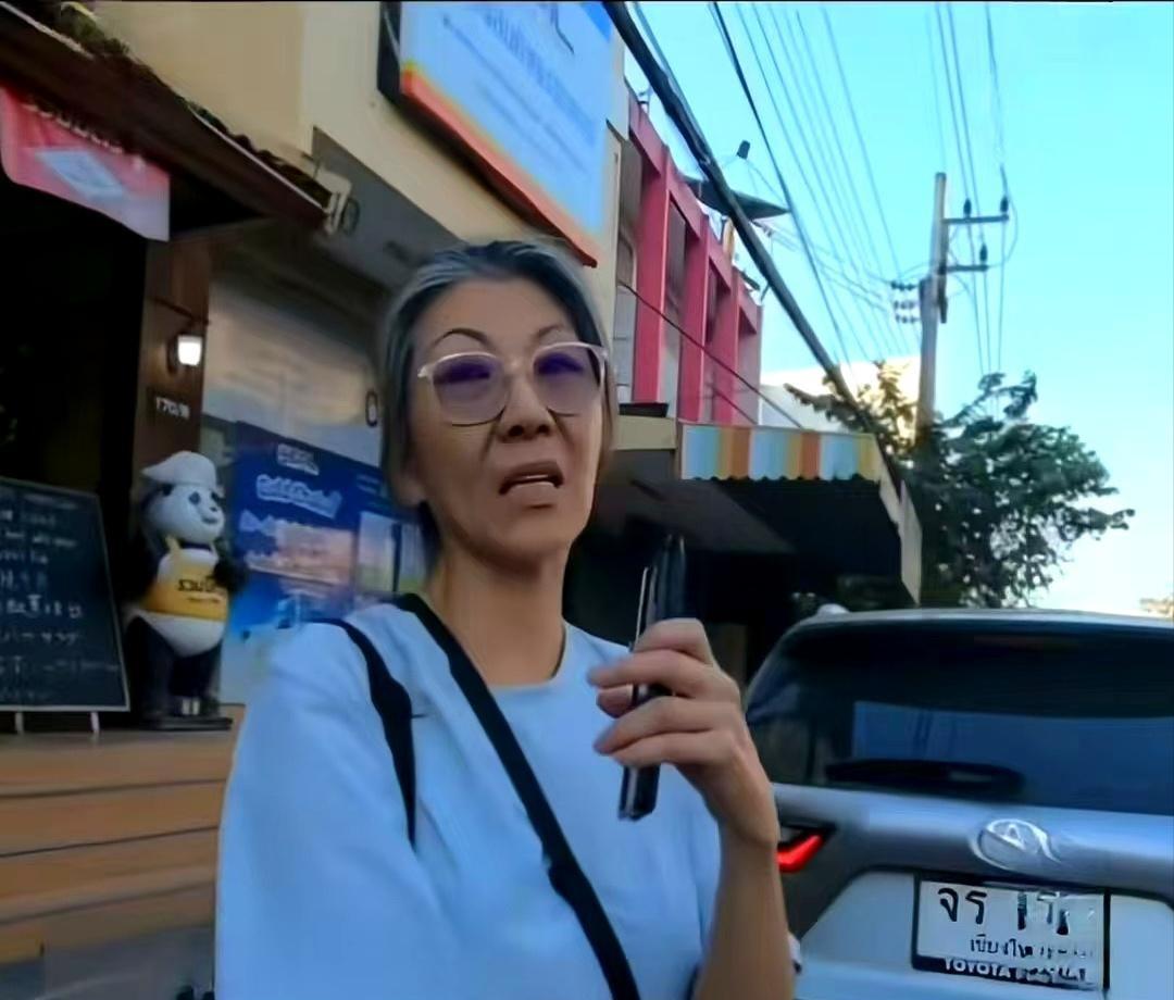 为什么说国家的富强与否这和海外的华人也有密切关系呢？一位马来西亚华人在受访时就