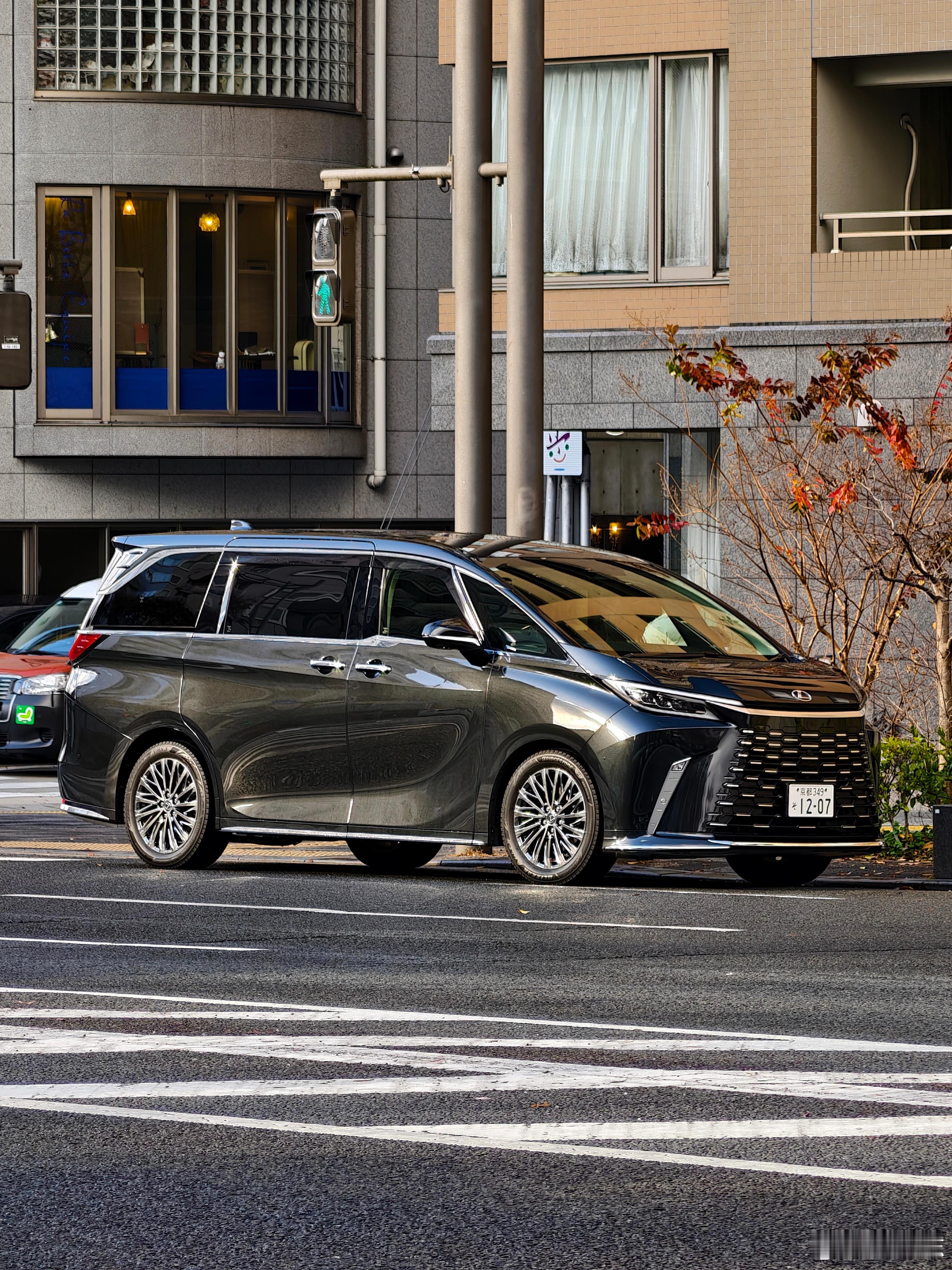 型车街拍二代目雷克萨斯LM500h，上市快三年了，现在看依然新鲜。它的目标客群当