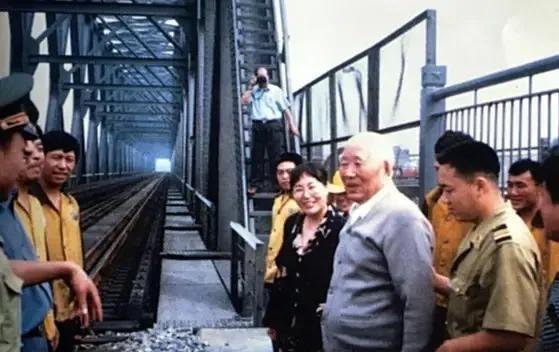 孔庆德将军到襄樊参观，车经过襄樊大汉水桥时，遇堵车，陪同的领导便借此机会与将军聊