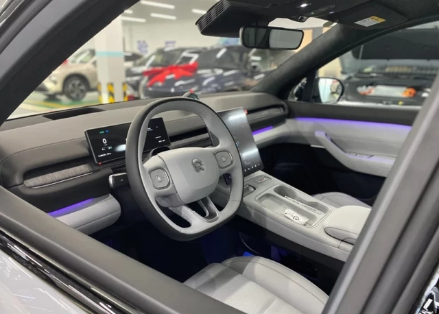 前段时间试驾了蔚来汽车es6和es8都试了。感觉区别不大，只能说电车的智能和多