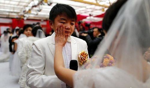 袖珍人拍婚纱照_...子大爱情 3对袖珍人拍婚纱照