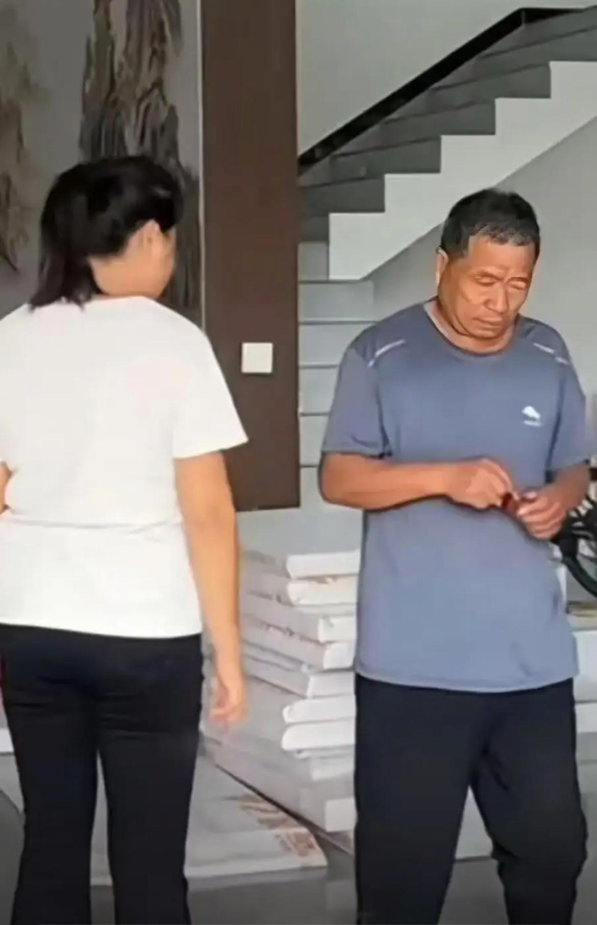 老父亲去女儿家，抽烟被骂“去厕所抽”，第二天就走了，再没来过。后来打电话也不回，
