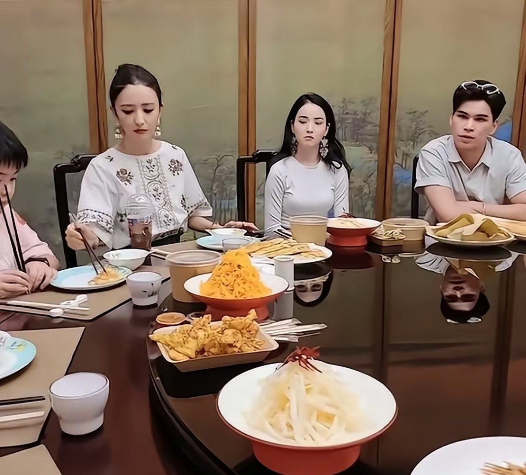 想想还挺唏嘘，陈思诚再也等不到她夹过来的菜。