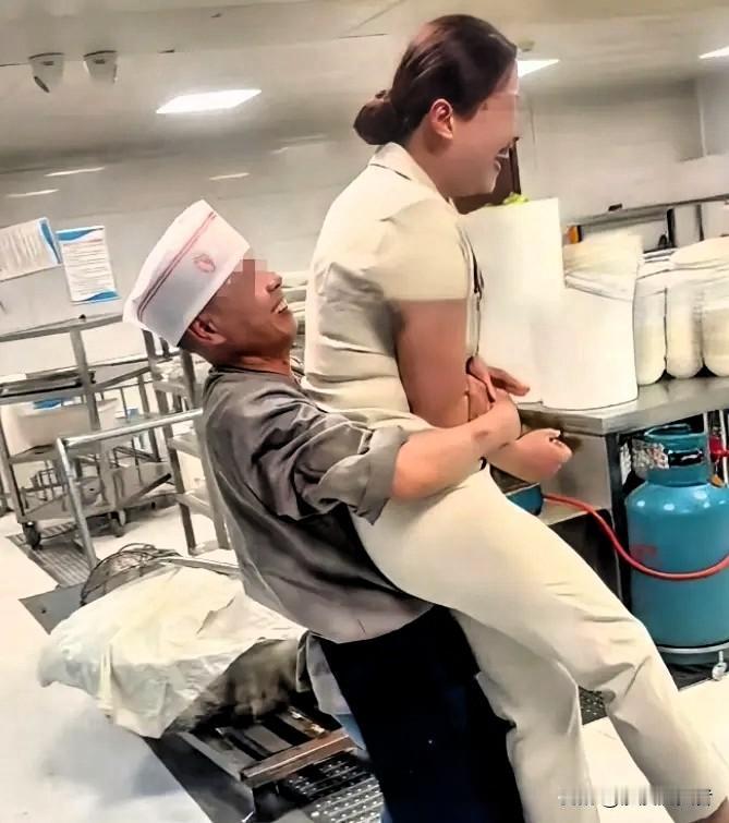 4月25日，河北邯郸一家小饭庄火了——不是因为菜香，而是因为后厨上演了一出“男女