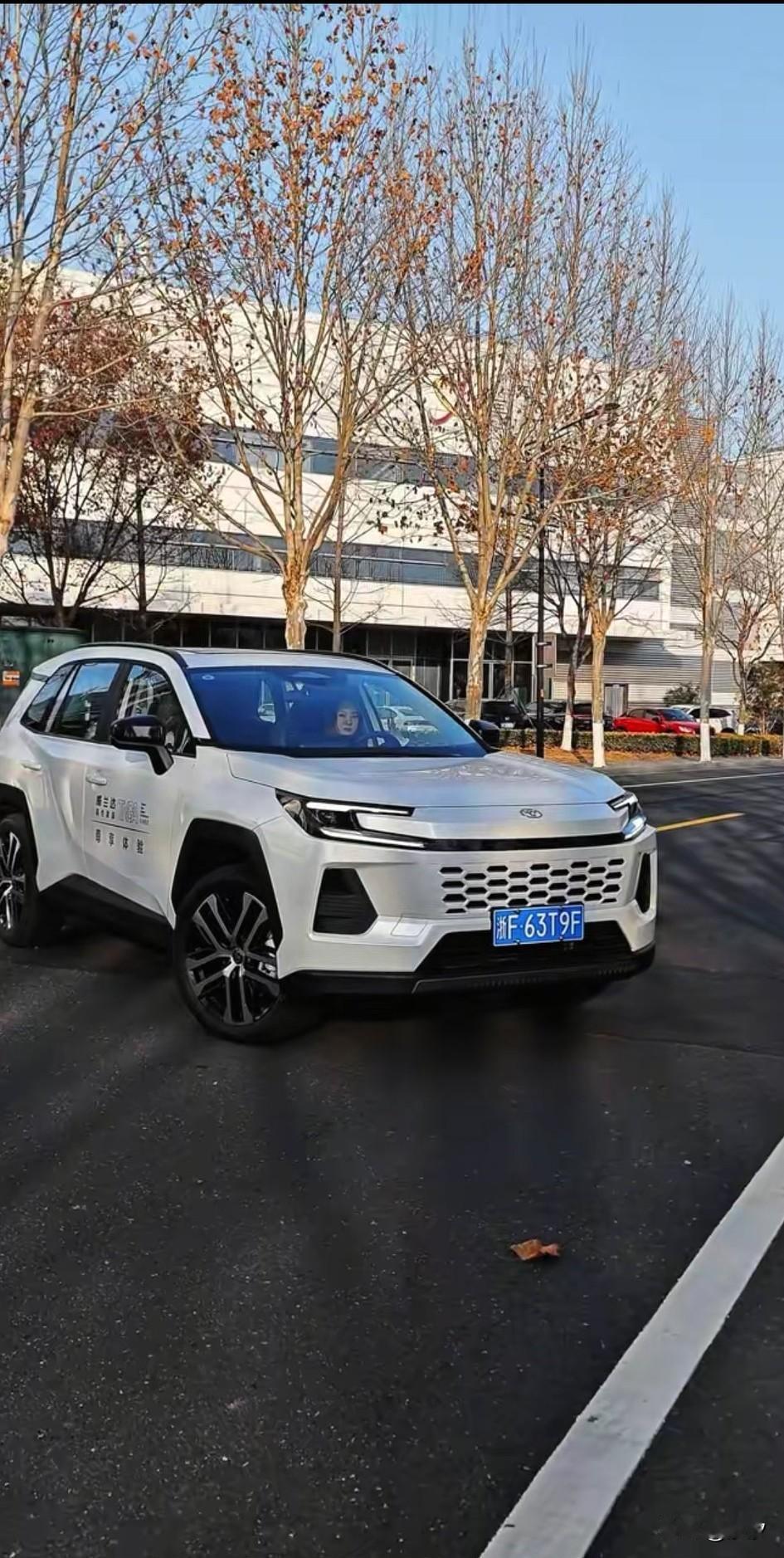 没想到26款威兰达它来了，新款威兰达整体线条流畅，肌肉感爆棚，前脸是c字