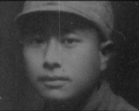 1944年，他查哨回家，伪副师长的夫人偷偷对他说：“今天在师长家打麻将，听说日军