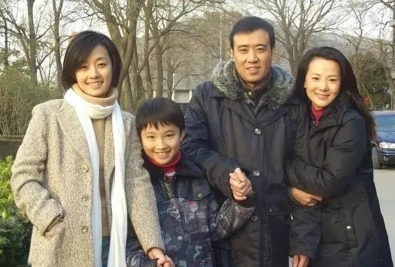 照片上的马伊琍、于和伟是我十分熟悉的演员，于和伟右边的女人和左边的孩子是谁呢？
