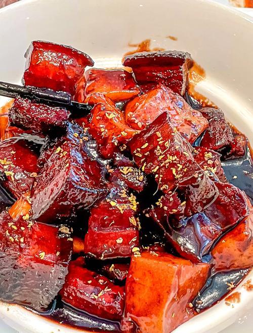 南京旅游，这家20多年的口味菜，值得吃！南京老燕皇餐厅美食推荐：1、金陵红
