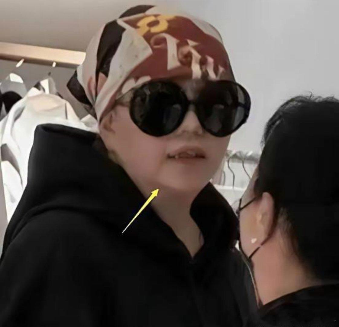 52岁张惠妹现身日本商场扫货，丝巾裹发配黑超墨镜，一身oversize黑装酷得像