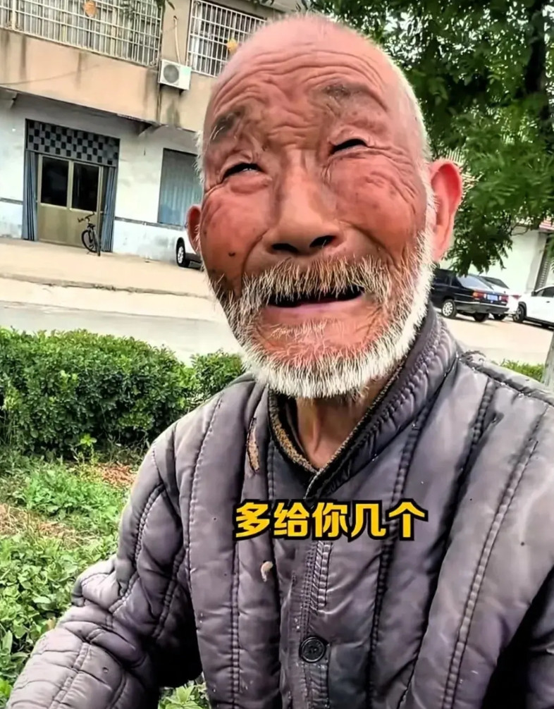 “泪奔了！”山东，88岁老人推着三轮车卖手工编筐，男子见老人可怜，想买几个帮助一