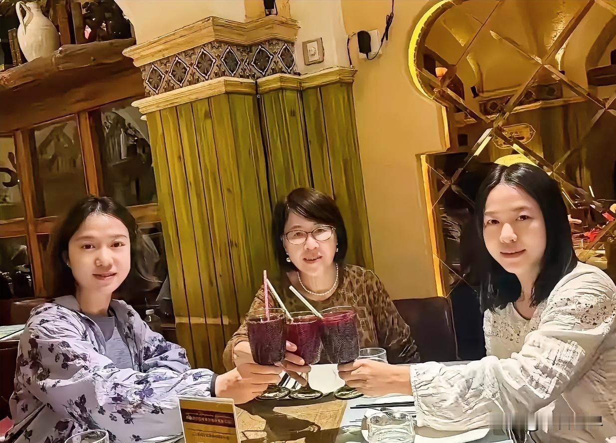 照片中有翁帆，永远都是那么秀美文雅。还有一位年龄大的知性女人，和翁帆坐对面的美女