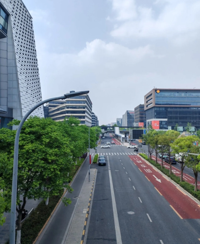 当你来到上海之后，哪怕每天挤地铁，月月付高额的房租，生活过得很紧吧，但是你依然不