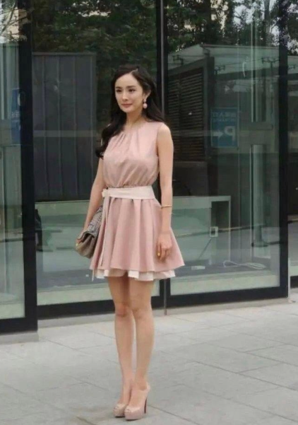 杨幂早年照片老惊艳了！满脸青涩藏不住，纯纯元气小姑娘​​​