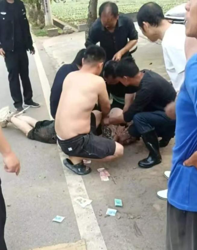 7月13日报道湖南，一69岁大爷发现了一名女子正被侵害，可他又身单力薄，就在