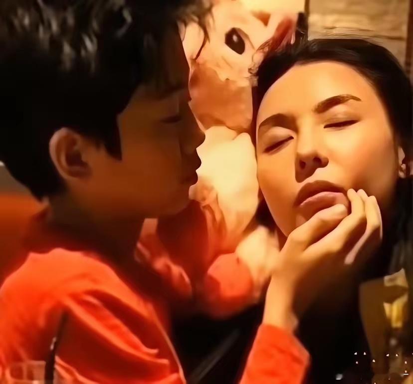 好暖心啊！张柏芝在沙发上睡着了，嘴微张着。她大儿子谢振轩走过去，没叫醒她，只是伸
