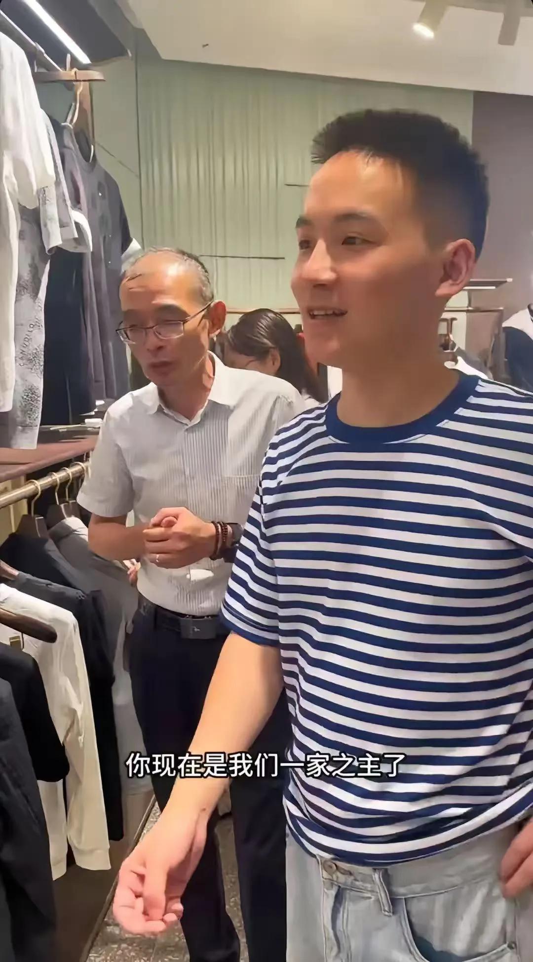 谢岳喜极而泣，谢浩男成为“一家之主”在父亲节钱谢岳和大女儿早早就来到了谢浩男