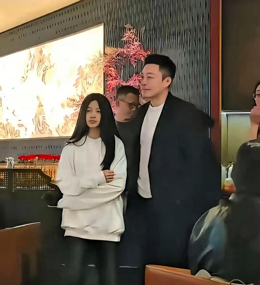 大家看到小玥儿，总不高兴，她和爸爸，她和奶奶，都是这样，脸上没有笑，不活泼，总是