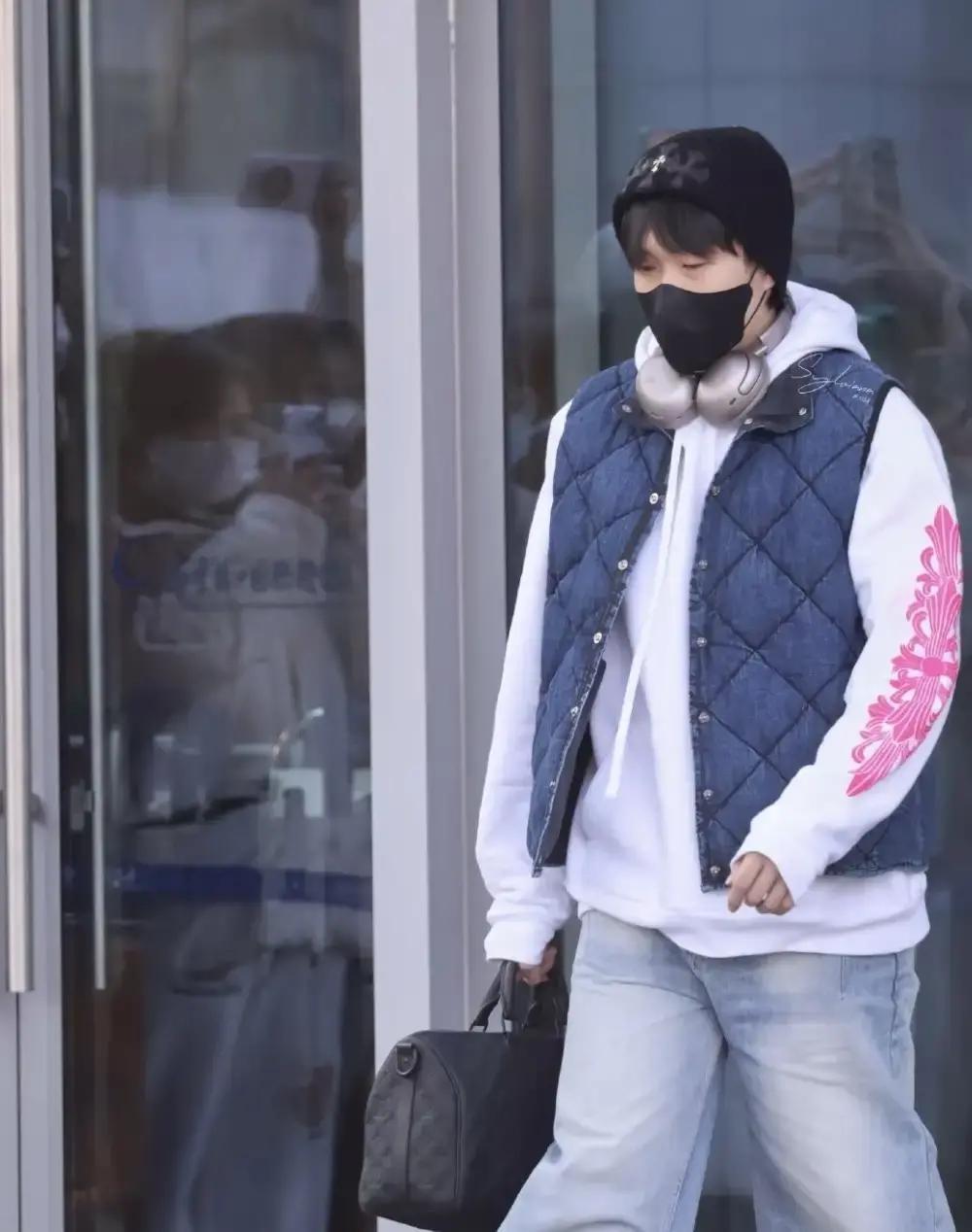 王楚钦刚落地南京禄口机场，耳朵上那副白色耳机比他人还抢镜。粉丝镜头一放大，品牌