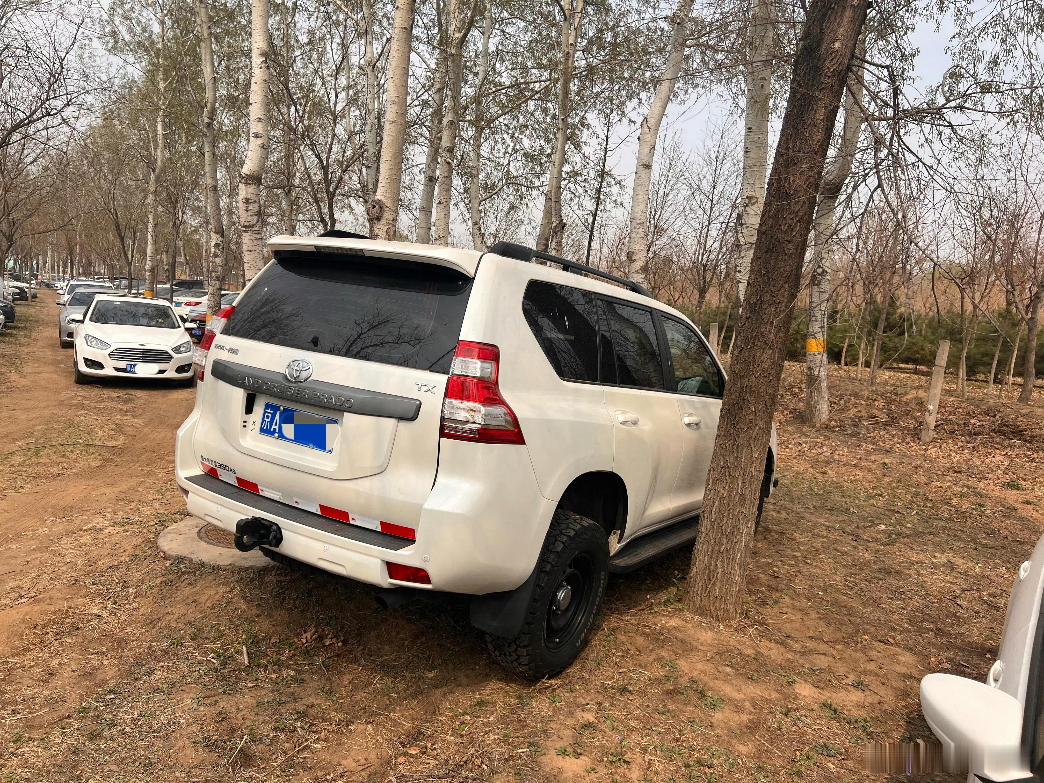有种痛苦叫邻居买大车如果“恰巧”自己的车比较小巧、头尾有一点硬、底盘还有一点高