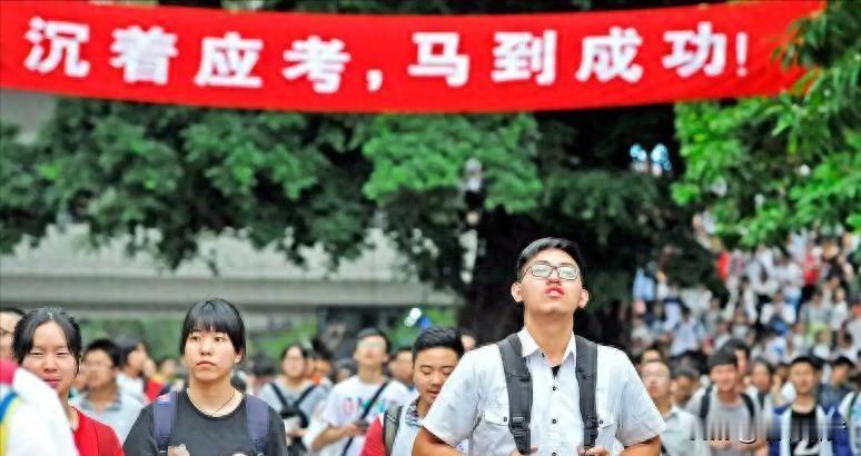 高考成绩放榜，河北一组数据瞬间刷屏全网。全省超60万考生走进考场，最终考到