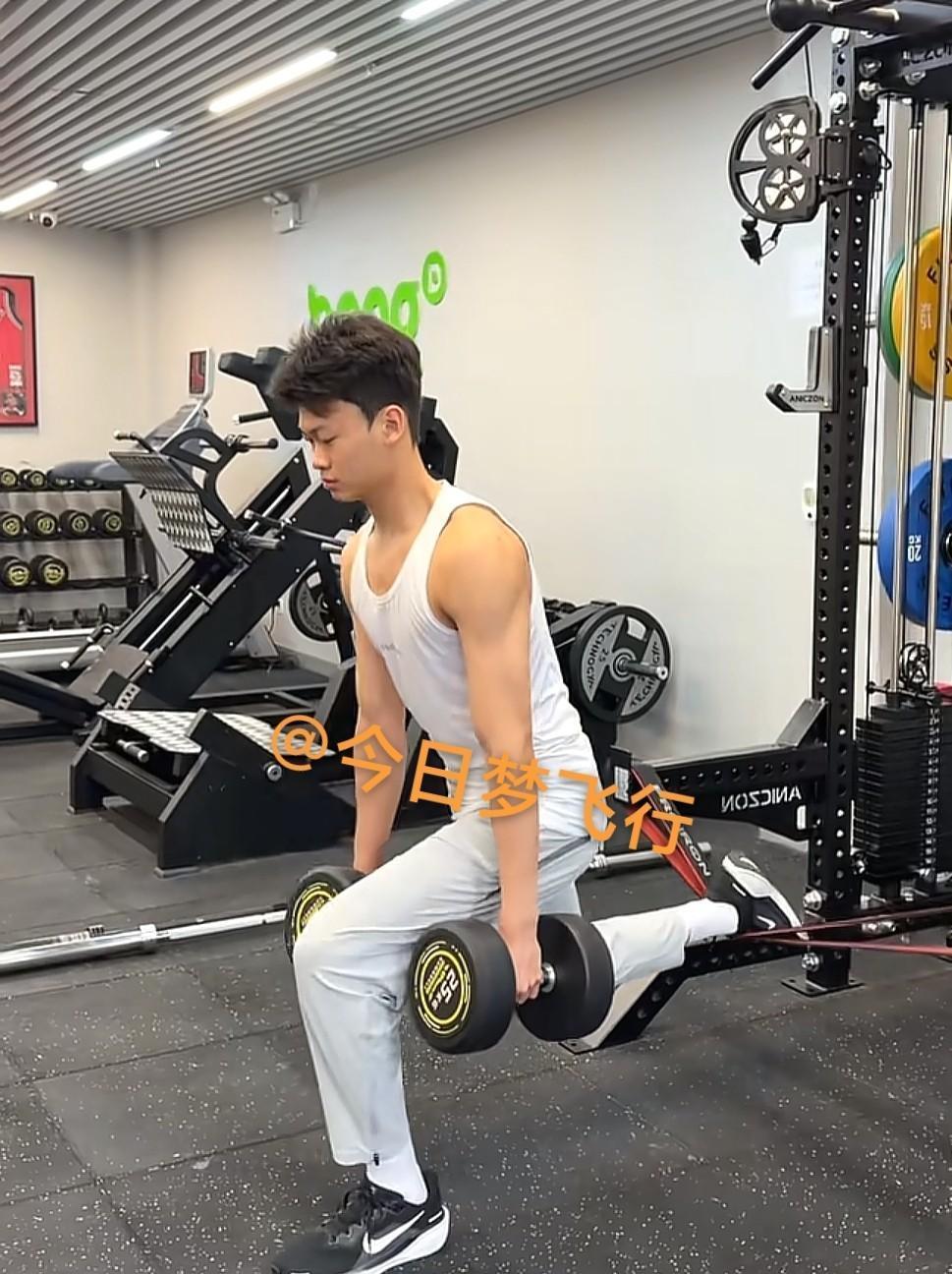 广东宏远高个子控卫即将回归赛场！日前，朱森铭更新个人社媒，晒出正在康复训练的视频