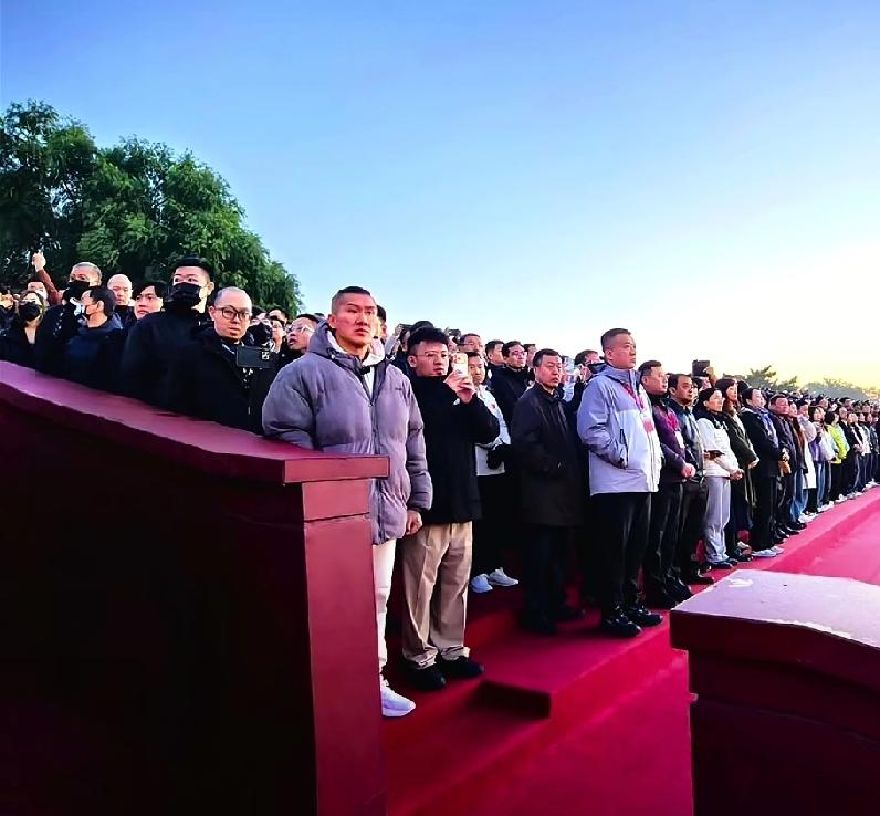 .馆长可能从来没有想到过，有一天他会在天安门前观看升旗仪式，也从来没想到他被感动