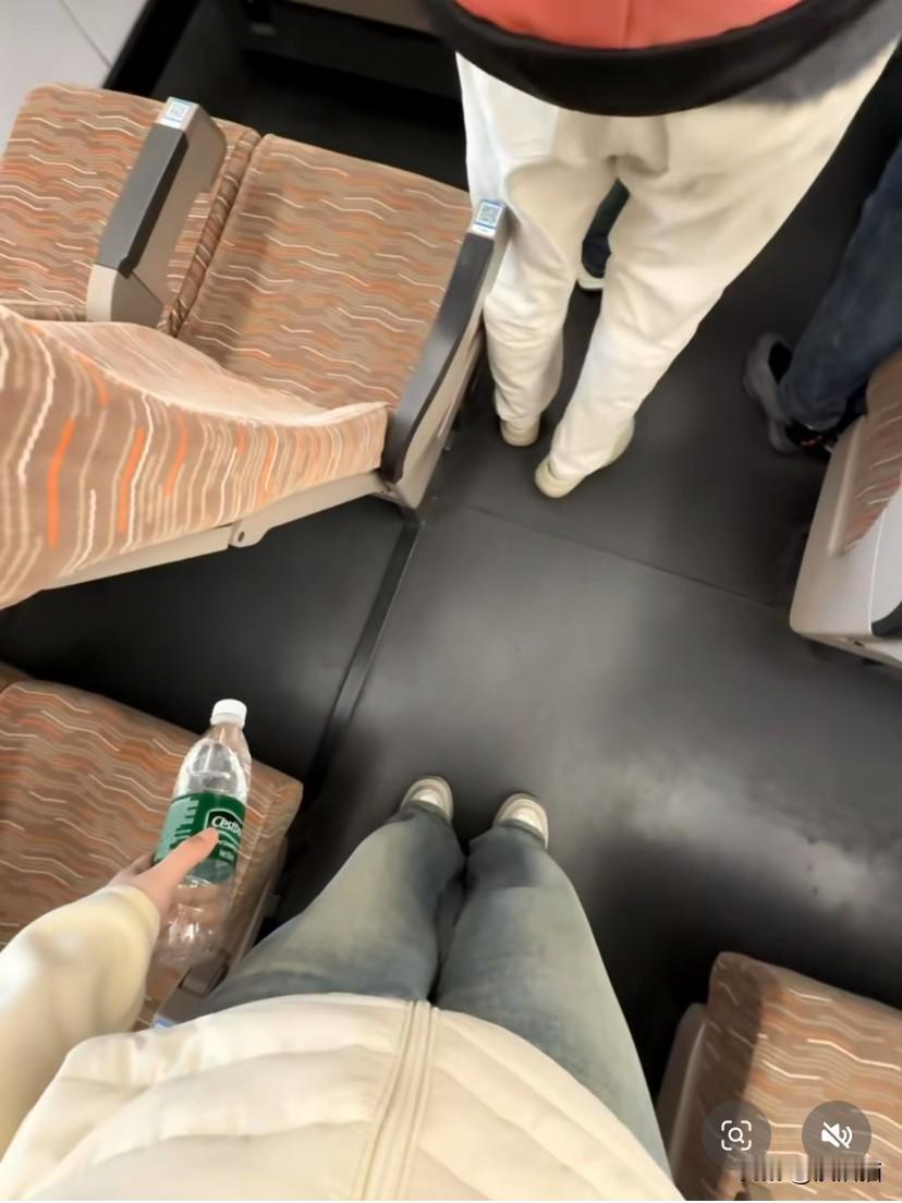 山西，女生周末乘坐高铁去太原找好朋友相聚。在她寻找自己座位时，她发现三人座中间坐