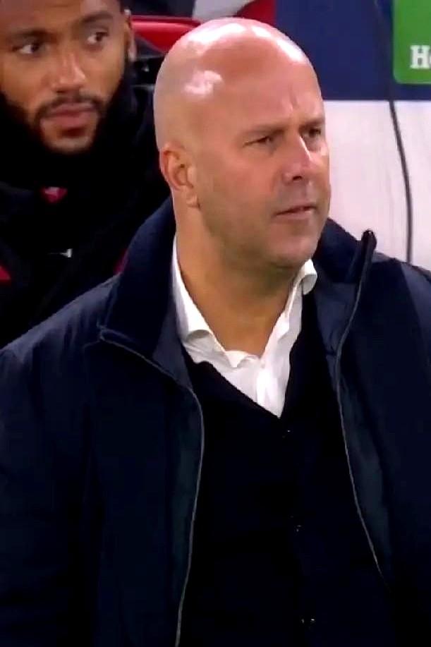 滕哈格抽了三包烟也想不明白。他想当初自己在荷甲把斯洛特压着打，连着拿了三个冠