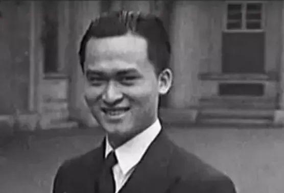 1942年，一个中国小伙掉入北大西洋，靠喝鸟血、吃鲨鱼撑了133天，一架路过的货