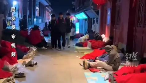 泰山过夜变“渡劫”？记者卧底揭开山顶真相：100元睡地板，388元挤舱房，这