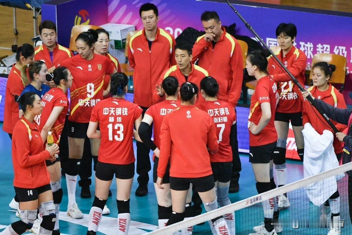 江苏女排并不弱。江苏女排0-3上海女排，虽然大分被横扫，但小分并不难看，甚至第二