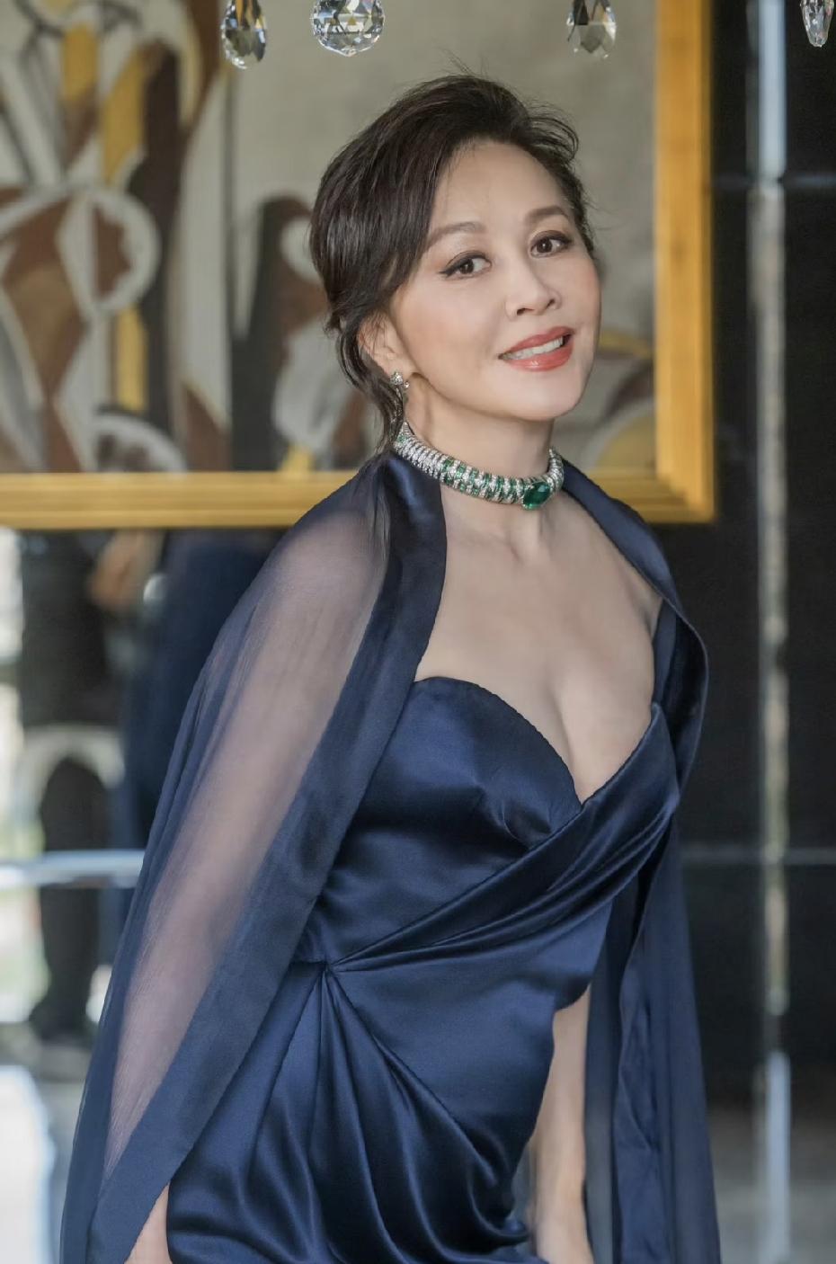 果然女人年龄越大越知性优雅。61岁刘嘉玲和45岁蔡依林，参加上海宝格丽活动。