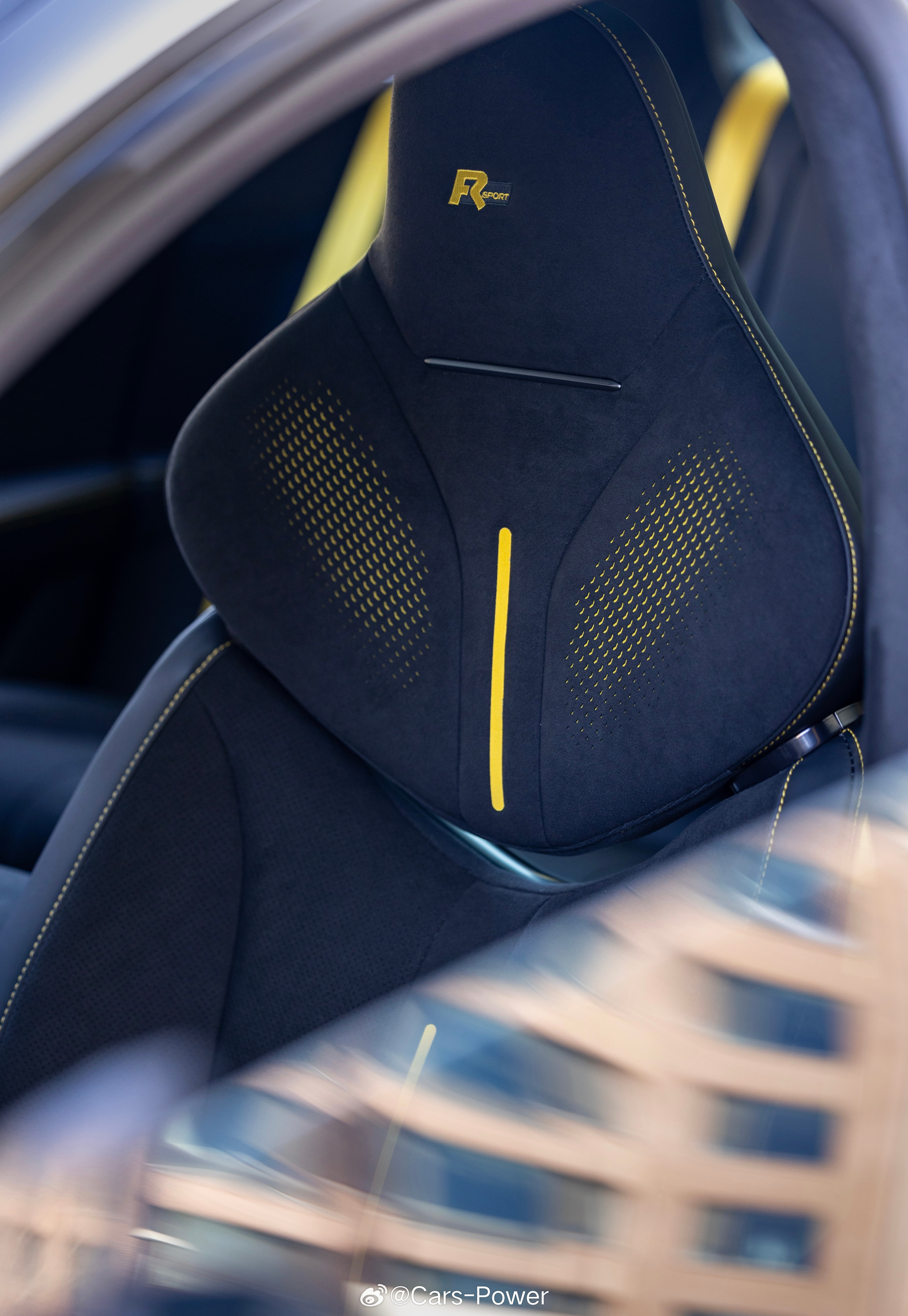 极氪焕新007系列20万级纯电轿车+旅行车全系标配900V高压平台2.73秒破百