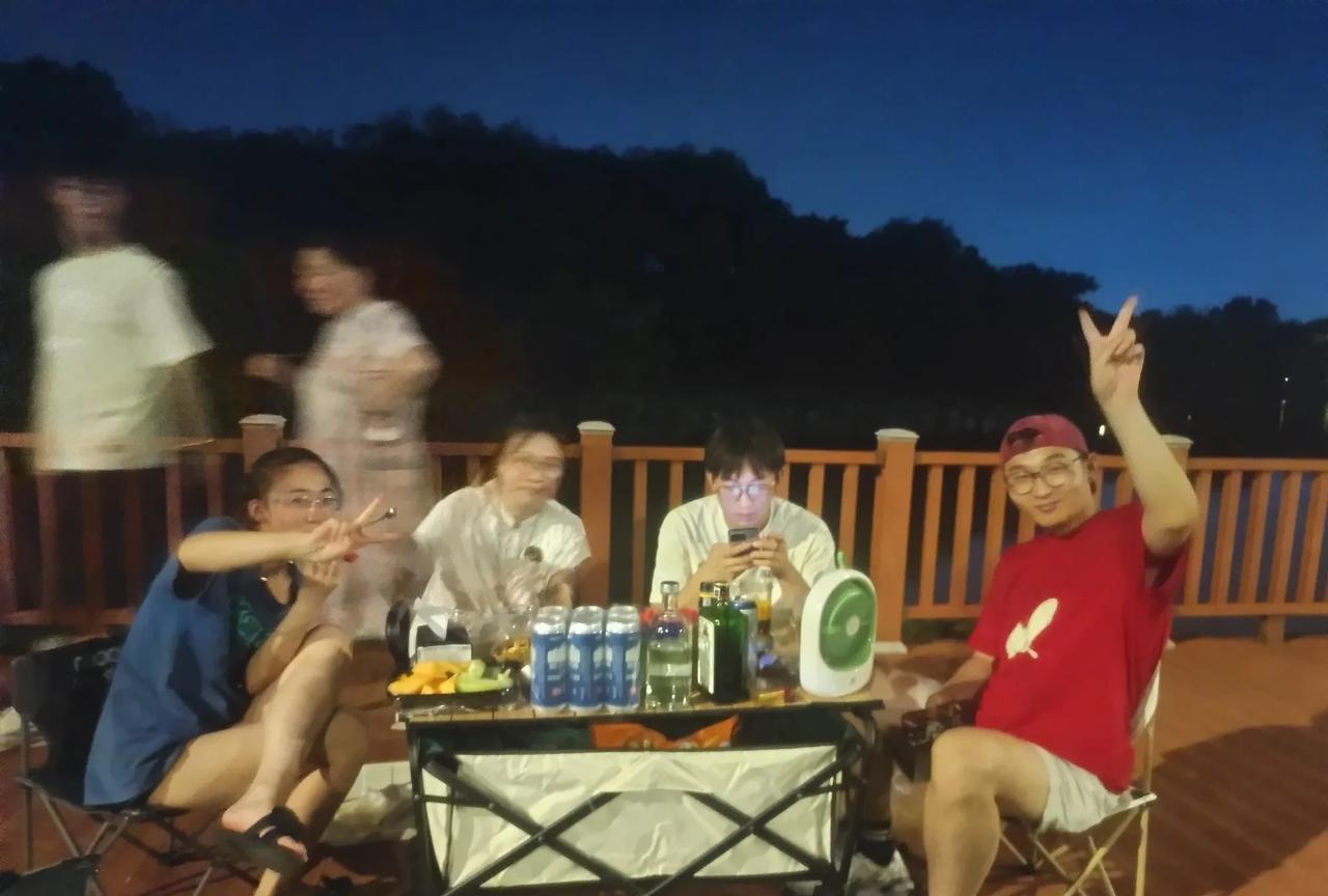 刚看到深圳一个工厂一下子裁掉958人的消息，我心里非常沉重。被裁者围住工厂要讨说