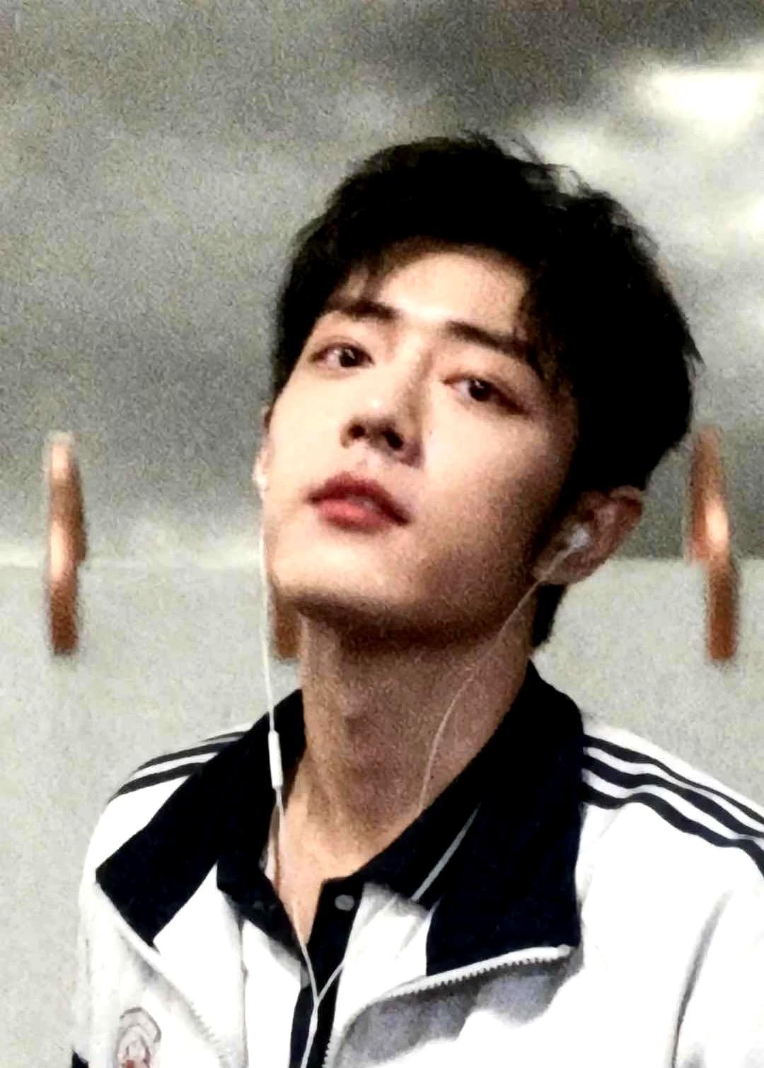 微博之夜出大事，肖战的名牌被人从C位沙发上抠掉，现场几百个明星，没人敢坐。