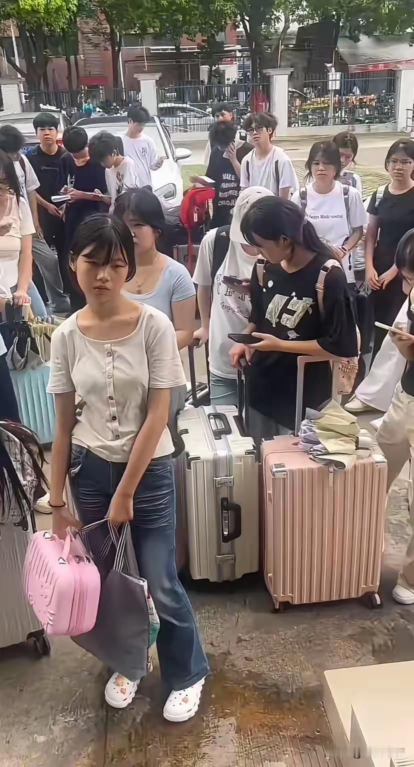 现在的大学真美含金量了，毕业了还是的进厂！