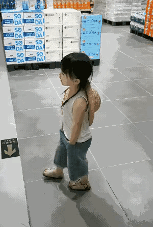 小孩哥看起来有心事。给他，都给他。