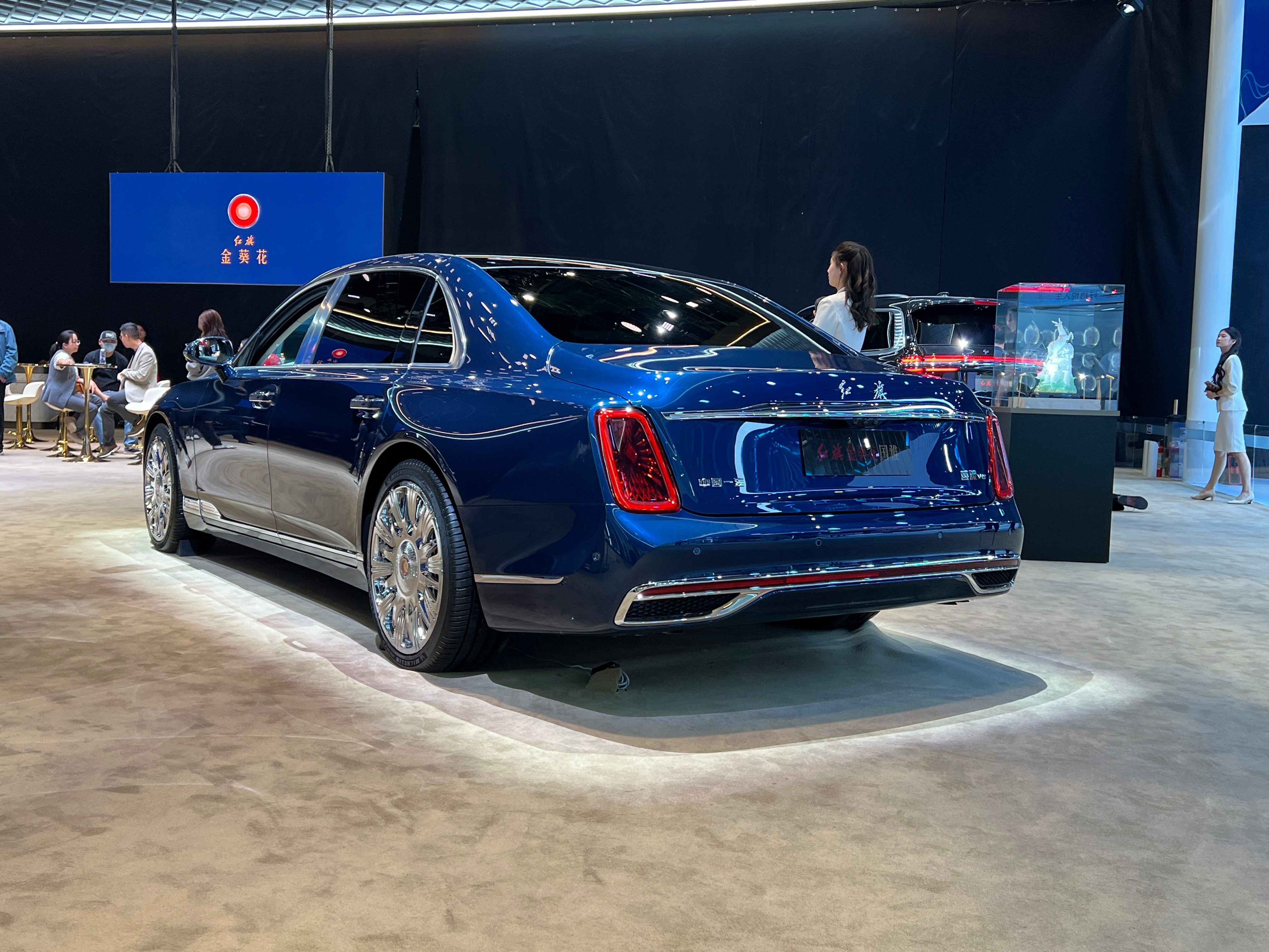 这才是本届北京车展上最有文化的展台，红旗金葵花携三款高定车型优雅亮相，以”鼎礼东