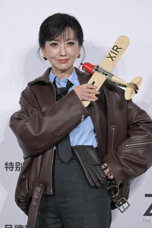 赵雅芝都70多岁了，脸色竟还这么红嫩！怎么保养的？