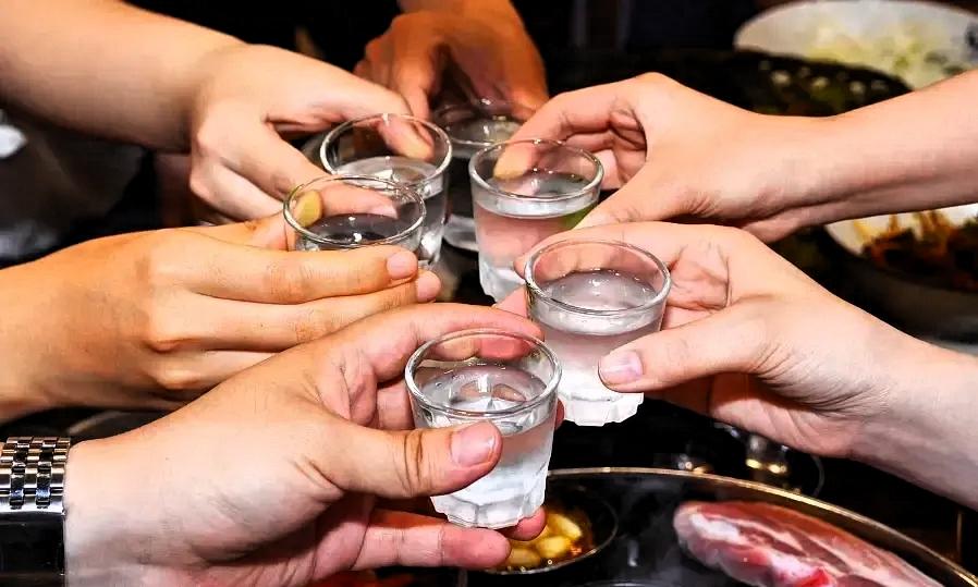 湖南长沙，女子在酒店房间醒来，发现自己与男同事赤裸地躺在一起。认为自己被男同事侵