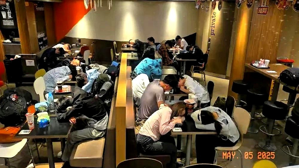 去香港旅游睡餐厅，被质疑都是穷鬼。香港旅游这几年确实有点变味了，浩浩荡荡的五一