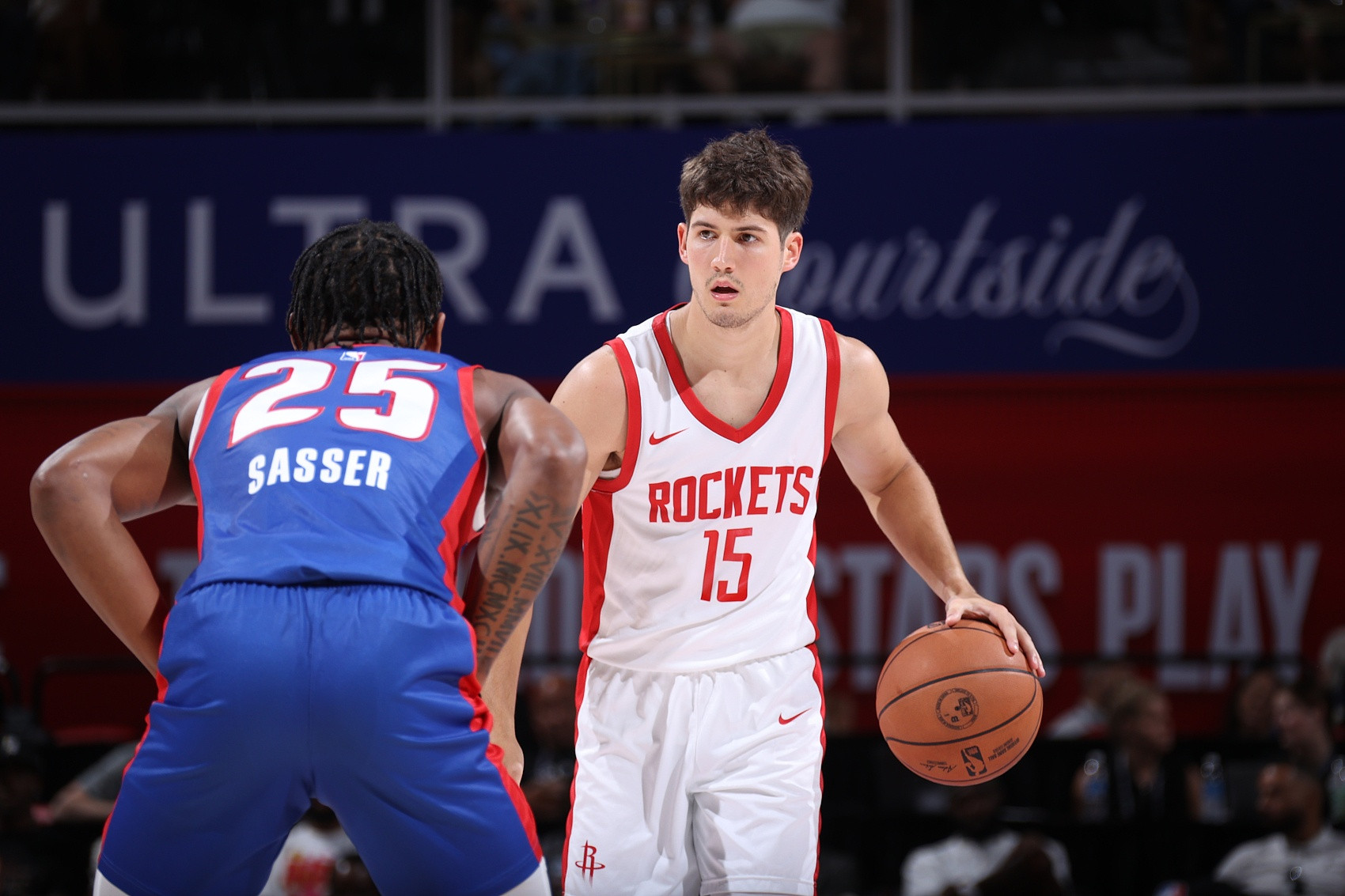 谢泼德越来越像是一位首发级别的后卫了，就拿今天火箭战胜雄鹿的比赛来说，谢泼德本场